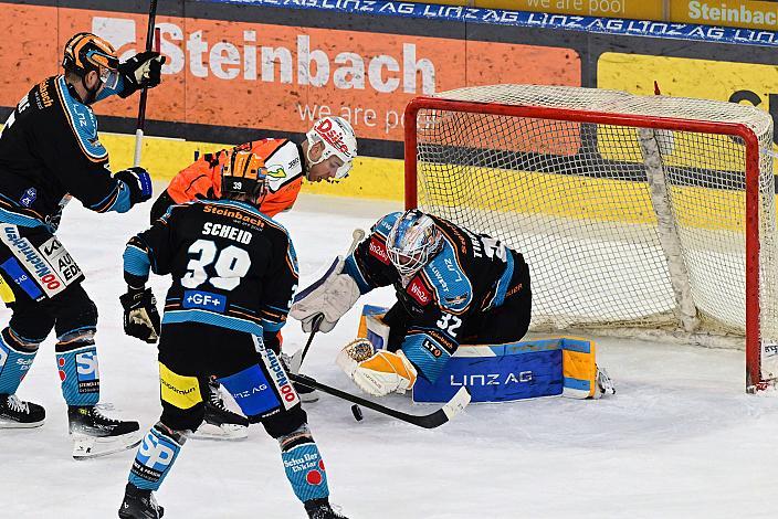 Stephen Harper (Moser Medical Graz 99ers) vor Tormann Rasmus Tirronen (Steinbach Black Wings Linz) Win2Day ICE Hockey League,  1. Viertelfinale, Steinbach Black Wings Linz vs Moser Medical Graz 99ers,  Linz AG Eisarena 