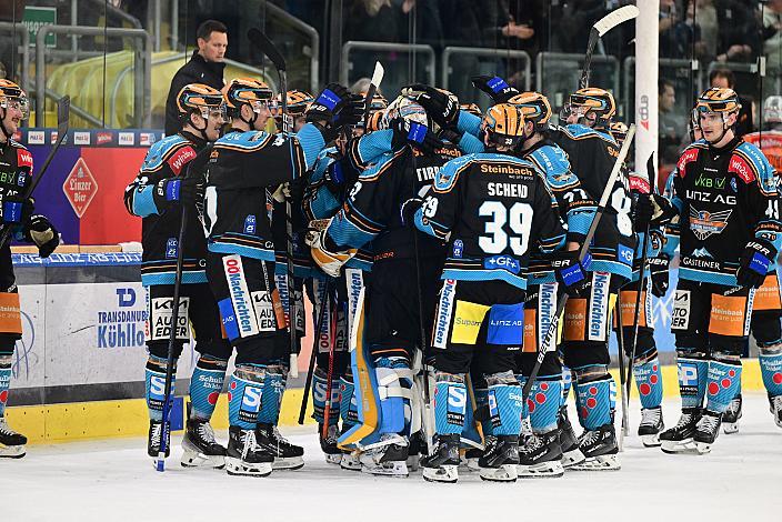 Das Team der Steinbach Black Wings Linz feiern den Heimsieg über die Graz 99ers,  Win2Day ICE Hockey League,  Steinbach Black Wings Linz vs Moser Medical Graz 99ers,  Linz AG Eisarena 