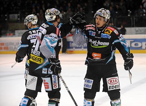 Martin MAiritsch und Martin Grabher Meier feiern Liwest Black Wings Linz vs. EC Moser Medical Graz 99ers