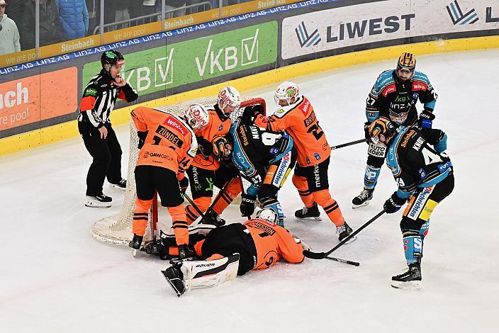 Luka Maver (Steinbach Black Wings Linz)  vor dem Tor der Grazer, Win2Day ICE Hockey League,  Steinbach Black Wings Linz vs Moser Medical Graz 99ers,  Linz AG Eisarena