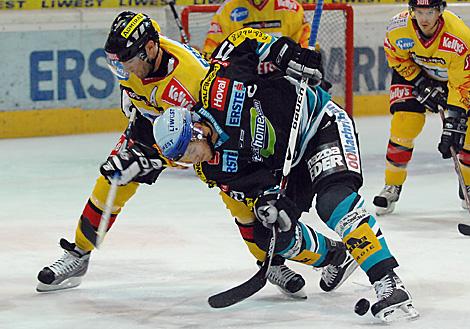 #21 Philipp Lukas, Liwest Black Wings Linz beim Bully.