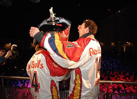 Josh Green und Dieter Kalt mit dem Meisterpokal vor den Fans.