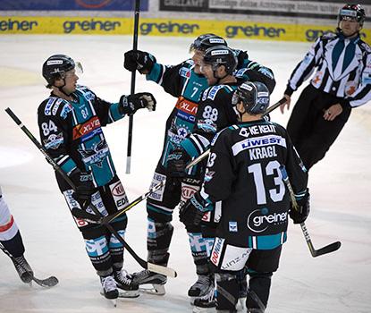 Corey Locke (EHC Liwest Black Wings Linz) feiert  EHC Liwest Black Wings Linz vs KHL Medvescak Zagreb