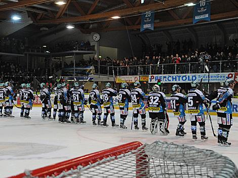 Die Black Wings feiern den Sieg gegen Laibach. EHC Liwest Black Wings Linz vs. HDD Tilia Olimpija Ljubljana 