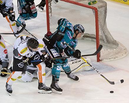Joel Broda (EHC Liwest Black Wings Linz) und Kevin Macierzynski (Dornbirner Eishockey Club), EHC Liwest Black Wings Linz vs Dornbirner Eishockey Club