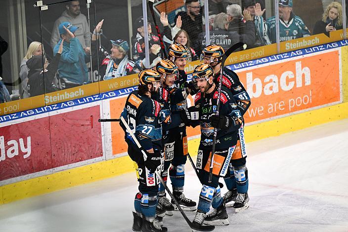 Das Team der Steinbach Black Wings Linz feiert das Tor zum 1 zu 0 durch Brian Lebler (Steinbach Black Wings Linz), Steinbach Black Wings Linz vs HC TIWAG Innsbruck - Die Haie , Linz AG Eisarena