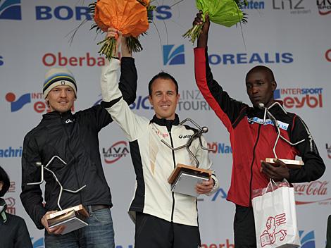 22.04.2012, Linz, AUT, 11. Borealis Linz Donau Marathon, im Bild, Mitte Viktor Roethlin, SUI, Halbmarathonsieger in Linz, rechts Sila Toek, Kenia, 2. Platz und links Florian Prueller, AUT, 3. Platz, Borealis Linz Donau Marathon, Linz Donau, Austria, 2012-