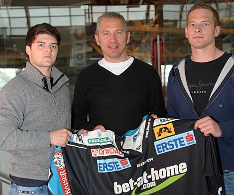 rechts: Kevin Macierzynski und Bernhard Fechtig neu im Kader der Linzer Black Wings, mit Manager Christian Perthaler 