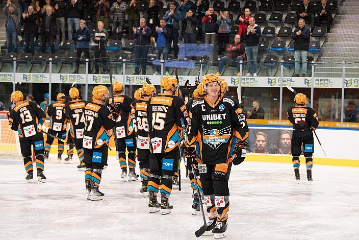 Die Steinbach Black Wings Linz feiern den Heimsieg, Steinbach Black Wings Linz vs HK SZ OLIMPIJA, bet-at-home ICE Hockey League