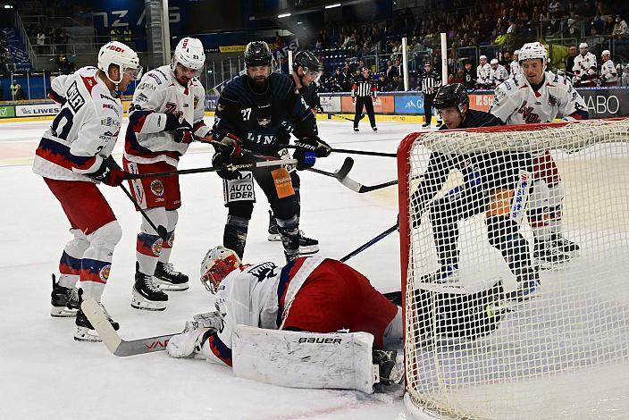 Tormann Roman Petrik (HKM Zvolen), Shawn St.Amant (Steinbach Black Wings Linz), Emilio Romig (Steinbach Black Wings Linz), Steinbach Black Wings Linz - HKM Zvolen (SVK), Linz AG Eisarena 