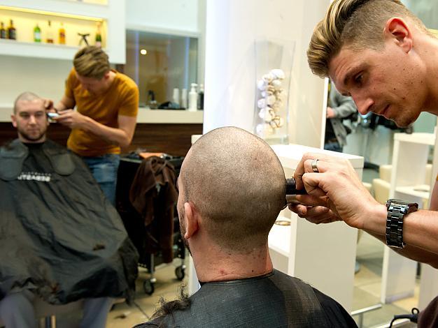 Marc-Andre Dorion mit dem Friseur der Barsschneiderei, Liwest Black Wings Linz organisieren die Kinder Krebs Charity. Liwest Black Wings Linz