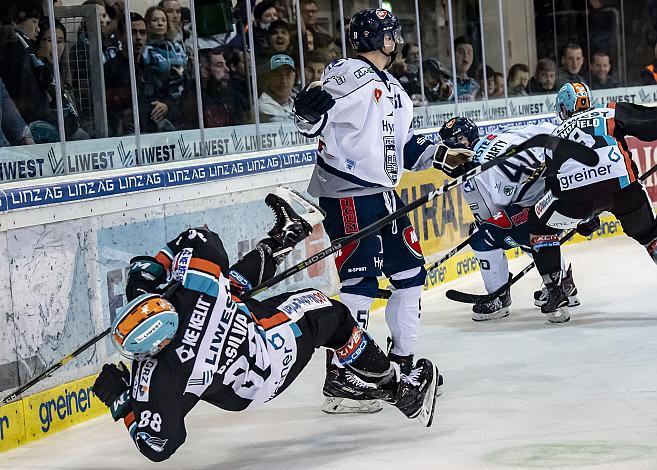 Im Bild: Dan DaSilva (EHC Liwest Black Wings Linz), Timothy Campbell (Hydro Fehervar AV 19),  Eishockey, EHC Liwest Black Wings Linz vs HYDRO FEHERVAR AV 19