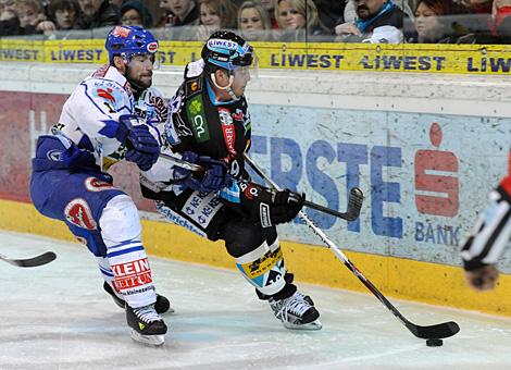 #19 Rob Shearer, Liwest Black Wings Linz, gehakt von der #16 Dan Cavanaugh, VSV.