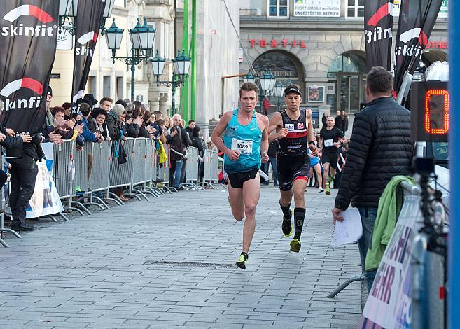 Sieger Nikolaus Franzmair, TGW Zehnkampf Union, vor Matthias Aumayr, TriPowerWimbergerHausFreistadtSilvesterlauf Linz