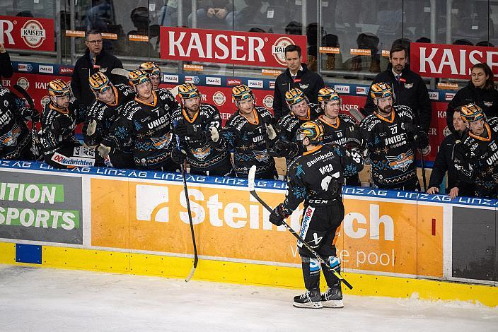 Michael Haga (Steinbach Black Wings Linz) feiert  Steinbach Black Wings Linz vs EC Red Bull Salzburg. Runde 32, ICE Hockey League, Steinbach Black Wings Linz, Linz AG Eisarena