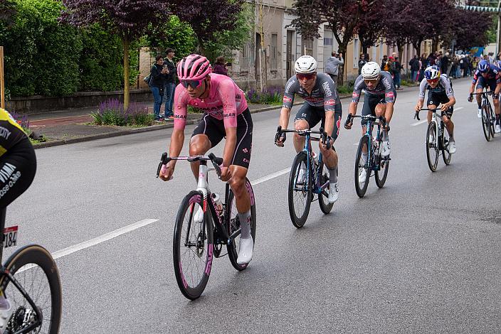 Im Rosa Trikot des Gesamtführenden des Giro d` Italia Isaac Del Toro (MEX, UAE Team Emirates - XRG) in Gorizia, 108. Giro d Italia, Stage 14, Treviso - Gorizia (195km)