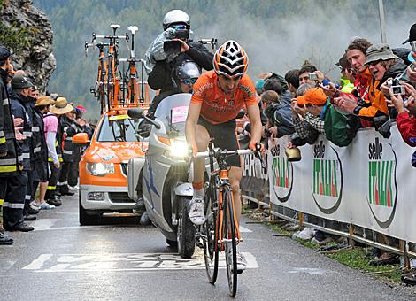 Tagessieger Mikel Nieve, Team Euskaltel Euskadi, im Anstieg zur Bergankunft Gardeccia, im Fassa Tal.