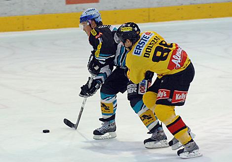 #19 Rob Shearer, Liwest Black Wings Linz im Duell mit der #86 Christian Dolezal, Vienna Capitals.