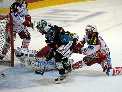 Mike Ouellette, Linz scort gegen Andy Chiodo, KAC, EHC Liwest Black Wings Linz vs. EC KAC Finale 3