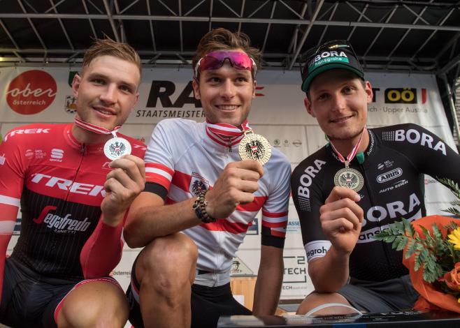 v.l. Matthias Brändle (AUT, Trek Segafredo), Georg Preidler (AUT, Team Sunweb), Lukas Pöstlberger (AUT, Bora - Hansgrohe) Rad Staatsmeisterschaft, Elite Herren, Grünau im Almtal
v.l. Matthias BrÃ¤ndle (AUT, Trek Segafredo), Georg Preidler (