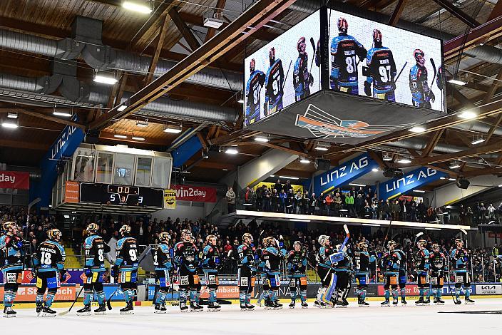 Das Team der Steinbach Black Wings Linz feiern den Heimsieg über die Graz 99ers, Win2Day ICE Hockey League,  Steinbach Black Wings Linz vs Moser Medical Graz 99ers,  Linz AG Eisarena
