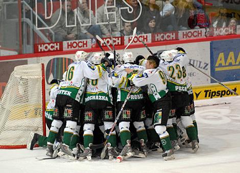 Das Team HC Energy Karlovy Vary feiert den Aufstieg ins Finale.