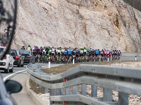 Das Feld der Laguna Trophy mit dem Hrinkow Adverics Cycling Team