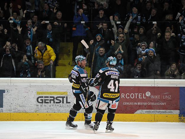 #6 Andy Hedlund und #41 Curtis Murphy, feiern, EHC Liwest Black Wings Linz vs KHL Medvescak Zagreb, Zwischenrunde