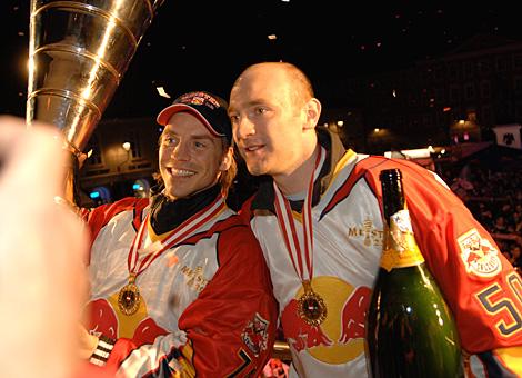 Dieter Kalt jr. und Reinhard Divis mit dem Meisterpokal.