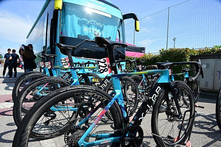 Das Team XDS Astana, KAZ  Teamrad X-LAB 108. Giro d Italia, Stage 14, Fiume Veneto - Asiago (219km)