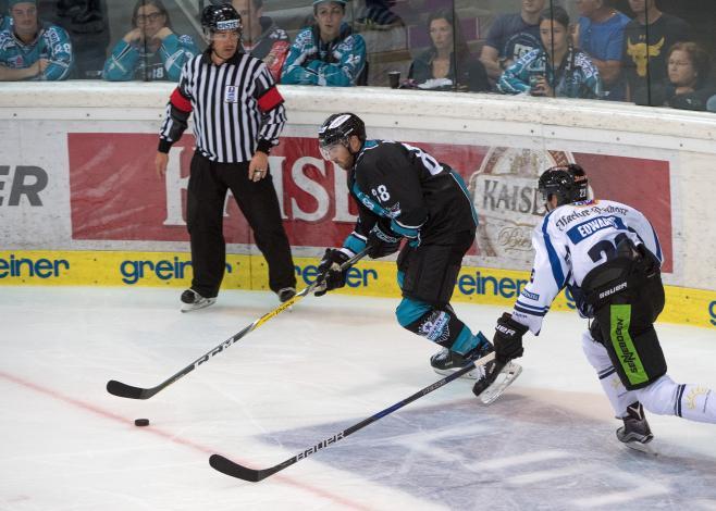 Dan DaSilva (EHC Liwest Black Wings Linz),  Maury Edwards (Straubing Tigers),  EHC Liwest Black Wings Linz  vs Straubing Tigers