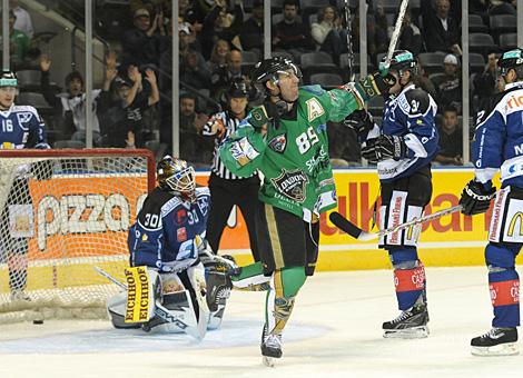 #89 Sam Gagner, London Knights jubelt ueber das erste fuer die Knights an diesem Abend.