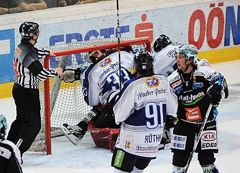 gregor Baumgartner Linz im Tor des Straubinger Tormanns Barry Brust, Liwest Black Wings Linz vs Straubing Tigers 