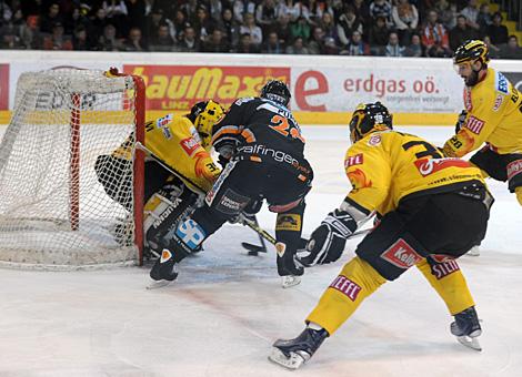 Brad Purdie Liwest Black Wings Linz vor dem Tor der EV Vienna Capitals