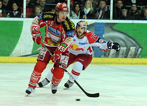 #45 David Schuller, Stuermer, KAC, verfolgt von der #79 Mario Scalzo, Verteidiger, EC Red Bull Salzburg.