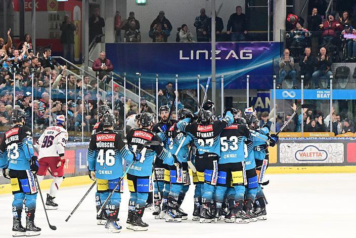 Das Team der Steinbach Black Wings Linz feiert den Heimsieg über die Red Bulls Salzburg, 8. Runde ICE, Steinbach Black Wings Linz vs EC Red Bull Salzburg, Linz AG Eisarena