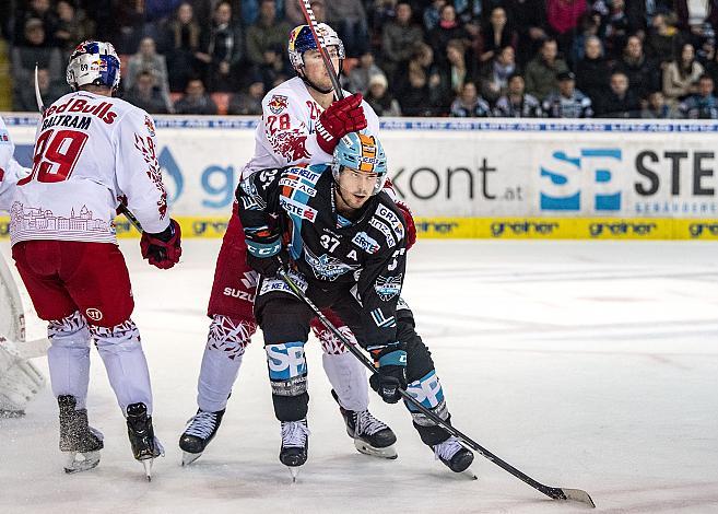 Im Bild: Brent Regner (EC Red Bull Salzburg), Andreas Kristler (EHC Liwest Black Wings Linz) Eishockey,  EHC Liwest Black Wings Linz vs Red Bull Salzburg