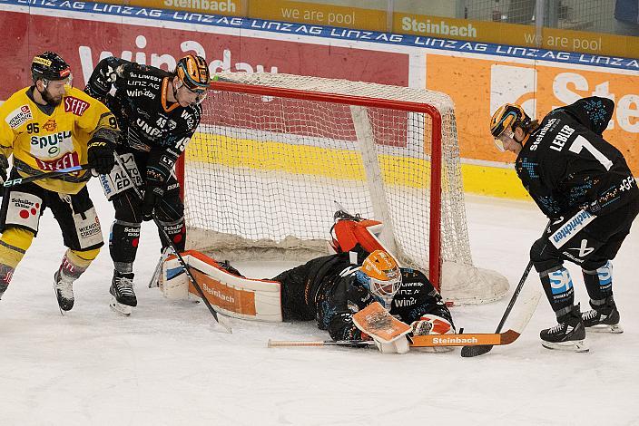 Nikolaus Hartl (spusu Vienna Capitals), Graham Knott (Steinbach Black Wings Linz), Tormann Rasmus Tirronen (Steinbach Black Wings Linz), Brian Lebler (Steinbach Black Wings Linz) Steinbach Black Wings Linz vs Spusu Vienna Capitals, 27. Runde, ICE Hockey League, Steinbach Black Wings Linz, Linz AG Eisarena 