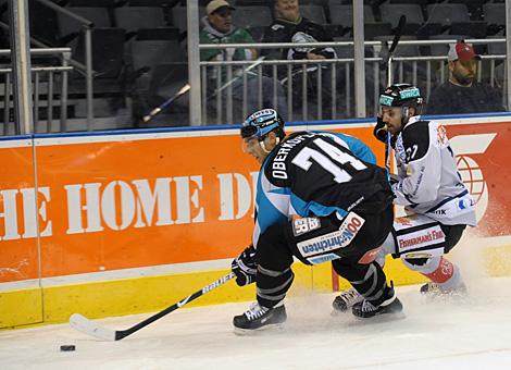 #74 Daniel Oberkofler, Stuermer, Liwest Black Wings Linz und der Zug Spieler #37 Marc Schefer, EV Zug.