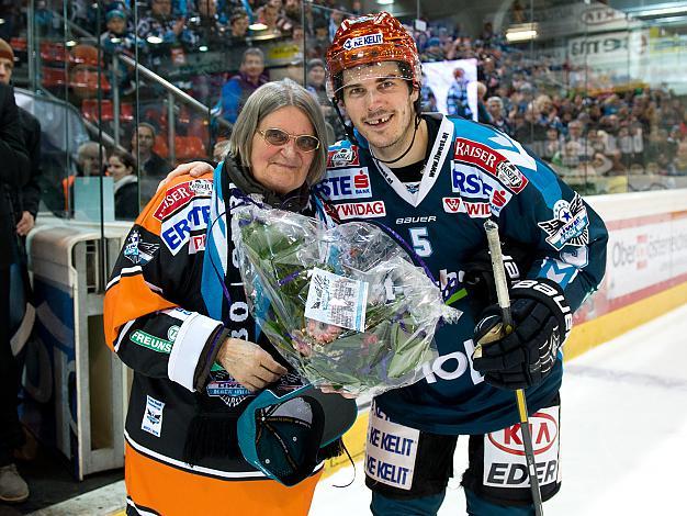 Franklin MacDonald ehrt einen Fan,  EHC Liwest Black Wings Linz vs UPC Vienna Capitals, Pick Round