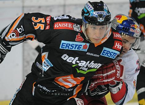 Robert Lukas, Liwest Black Wings Linz im Duell mit Manuel Latusa, Red Bull Salzburg.