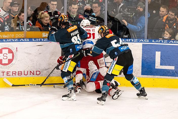 Julian Pusnik (Steinbach Black Wings Linz), Mikael Henrik Saha (Steinbach Black Wings Linz), Finn van Ee (EC KAC) Steinbach Black Wings Linz vs EC KAC, Linz AG Eisarena 