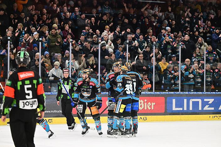 Das Team der Steinbach Black Wings Linz feiern den Heimsieg über die  Laibacher, Win2Day ICE Hockey League,  Steinbach Black Wings Linz vs Olimpija Ljubljana,  Linz AG Eisarena 