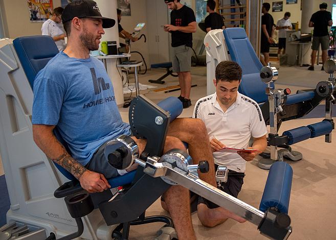 Tormann Jared Coreau (Steinbach Black Wings Linz) mit Physiotherapeut Thomas Gusenleitner, Ergotest bei INDIGO Therapiezentrum Linz, Steinbach Black Wings Linz, Eishockey, Bet at Home ICE Hockey League
