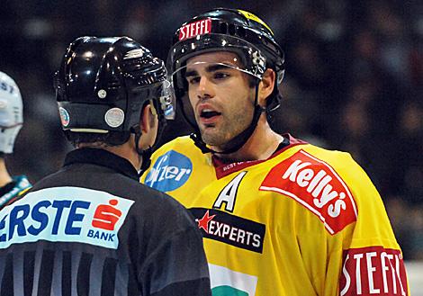 #19 Richard Seeley, Verteidiger, Vienna Capitals im Gespraech mit dem Linesman.