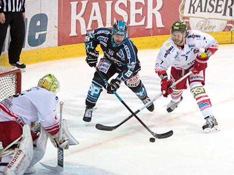 Andrew Jacob Kozek, Linz und Jaroslav Huebl, Bozen, EHC Liwest Black Wings Linz vs HCB Suedtirol, 3. Viertelfinale