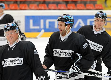 Noch ist viel Spass beim Training, Rob Shearer, Darrel Scoville und Gerd Gruber, EHC Liwest Black Wings Linz.