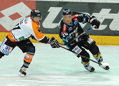 #21 Troy Riddle, Graz 99ers verfolgt die #20 Brad Purdie, EHC Liwest Black Wings Linz.