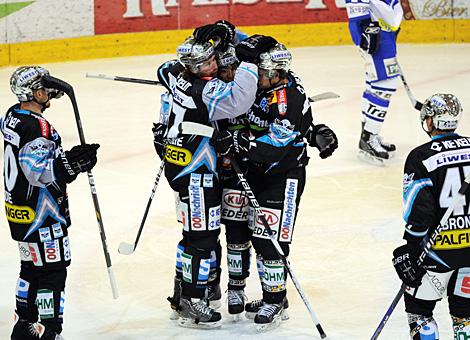 Die Linzer jubel ueber den Treffer zum 2 zu 3 durch Aaron McKenzie, Liwest Black Wings Linz vs. KHL Medvescak Zagreb
