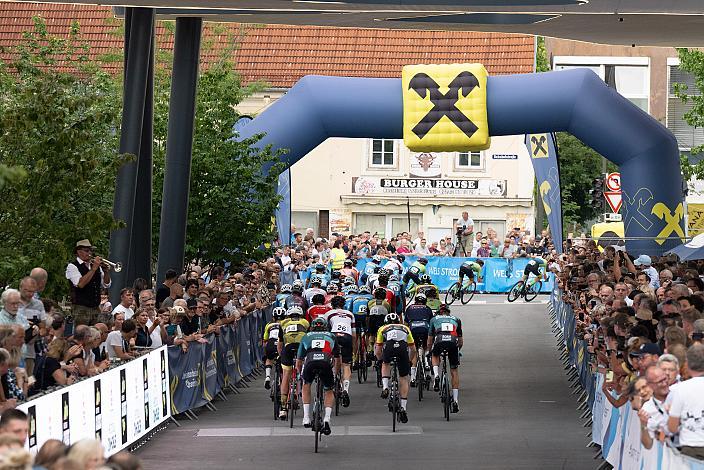 Der Start zum Welser Innenstadtkriterium, Radsport Wels Innenstadtkriterium